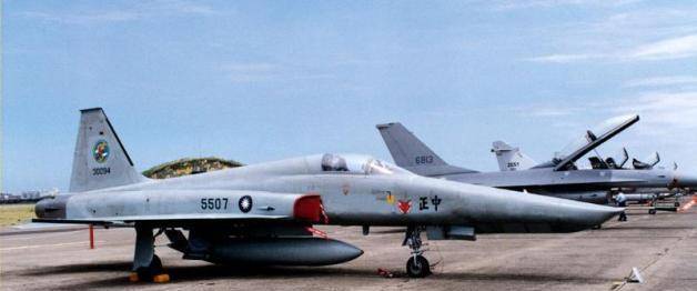 1989年,台湾空军中校驾机起义,12架台湾空军战机越过