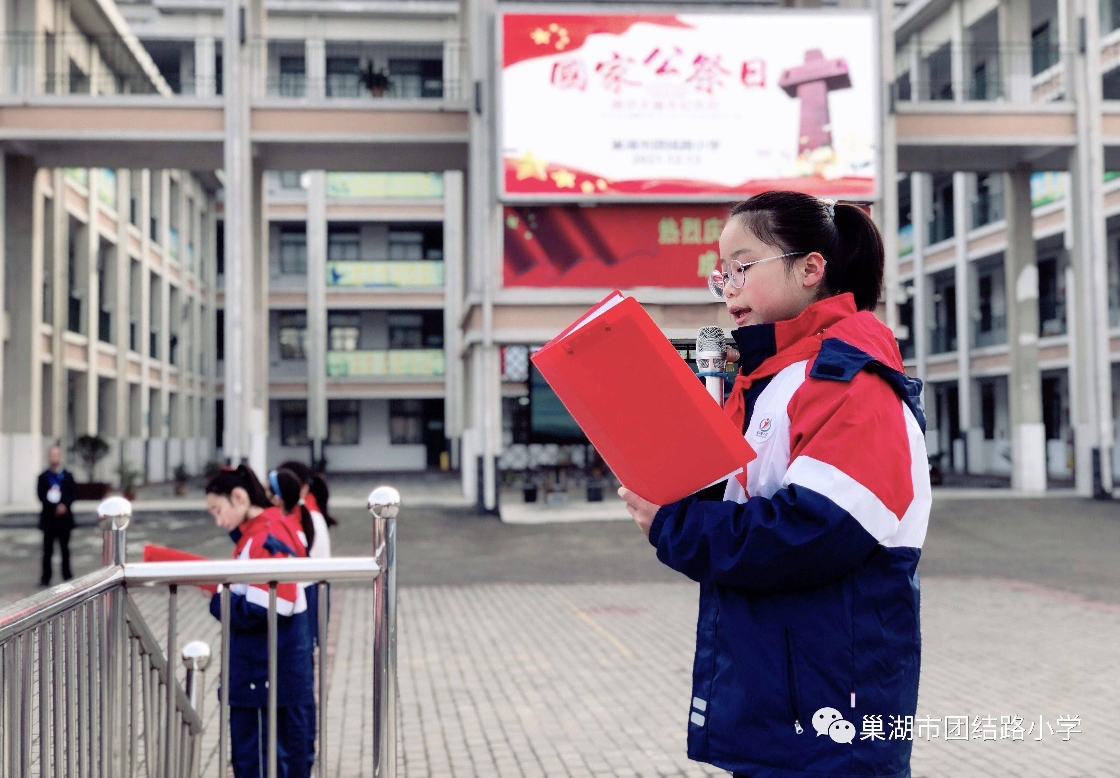 六(3)班沈欣楠在国旗下的讲话中,提醒同学们不能忘记历史,要肩负起