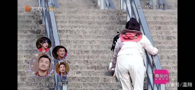 在张家界旅游下九百九十九级台阶的时候,谢娜走到最后,可能鞋子有点滑