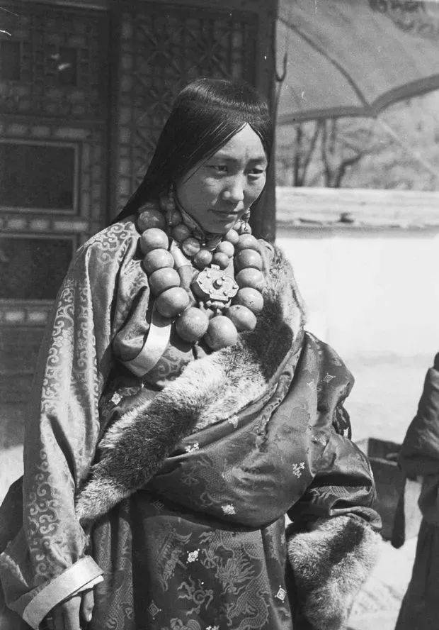 新娘札喜才郎,即扎西才让亲王,父亲为第八代蒙古和硕特部(成吉思汗嫡