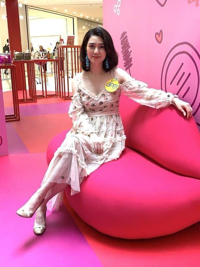 洪欣真是扮嫩的行家穿着一袭粉色裙子和小姑娘比也不差