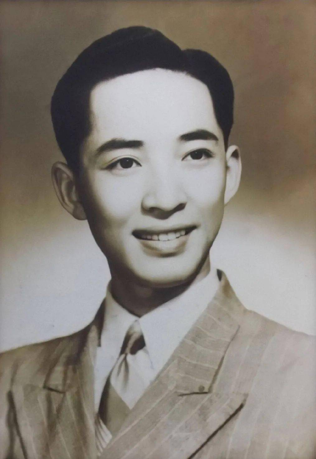 《万里缘》等剧目;还从诸如香学习花旦戏《拾玉镯》,《打樱桃》等