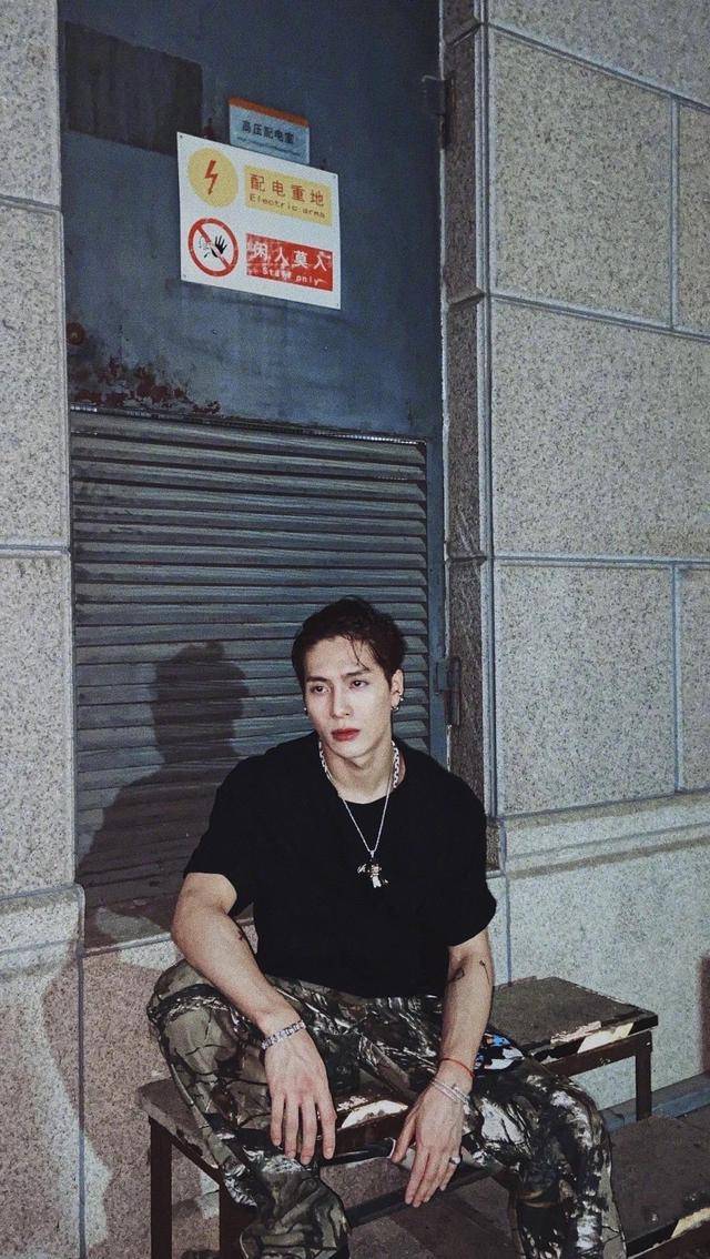 amber刘逸云签王嘉尔公司第一件事竟是借钱期待两人合作