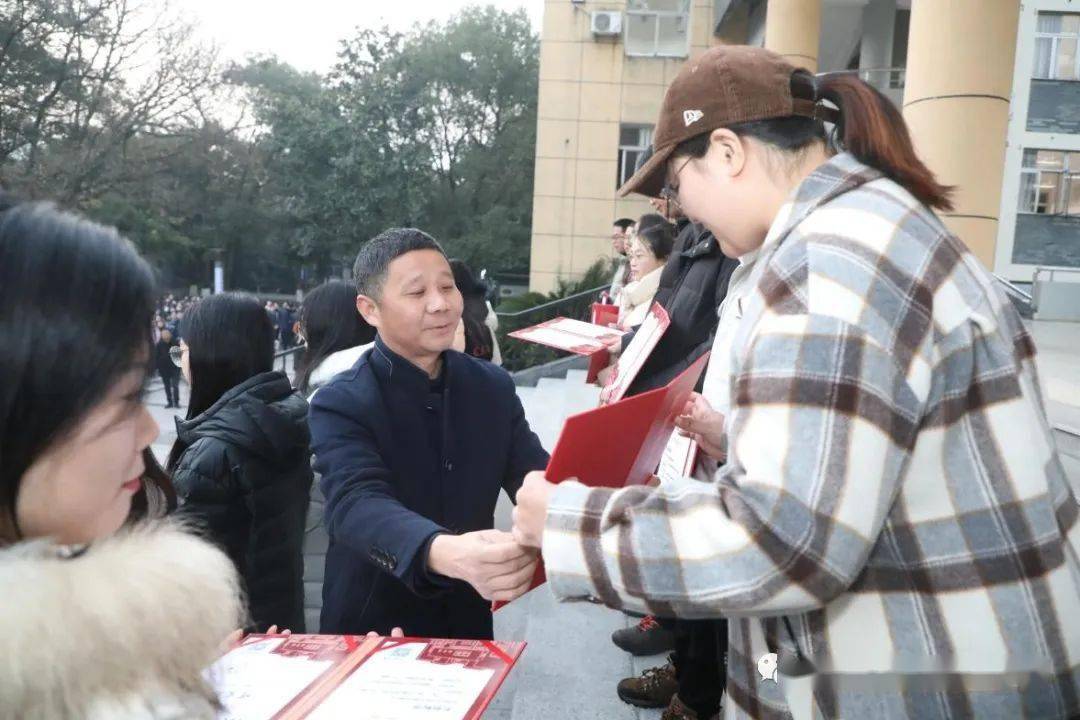 最好的表彰是学生的掌声今晨衢州二中潘志强书记致新年贺辞