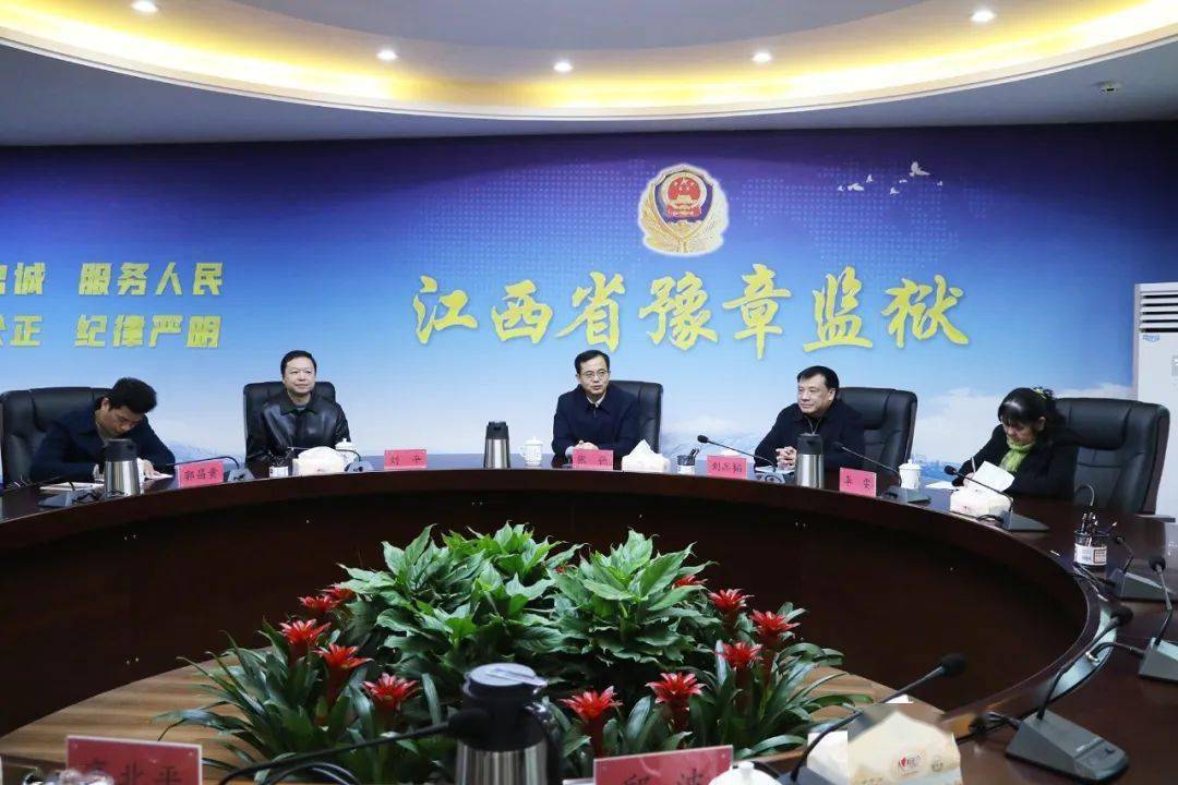 在豫章监狱,张强走访慰问了革命烈士和因公牺牲民警的家属,离休老党员