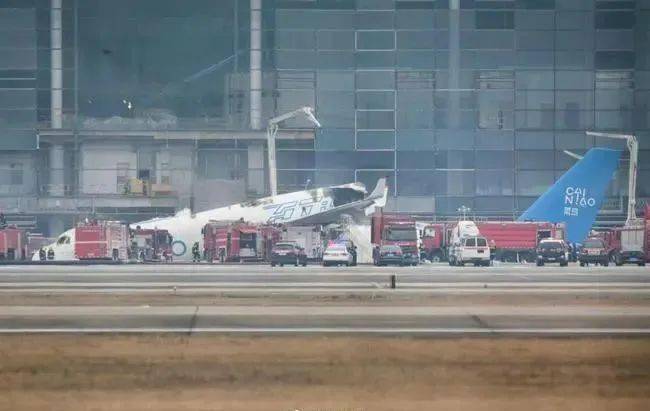 凌晨突发杭州萧山机场飞机起飞时起火飞机断成了两截