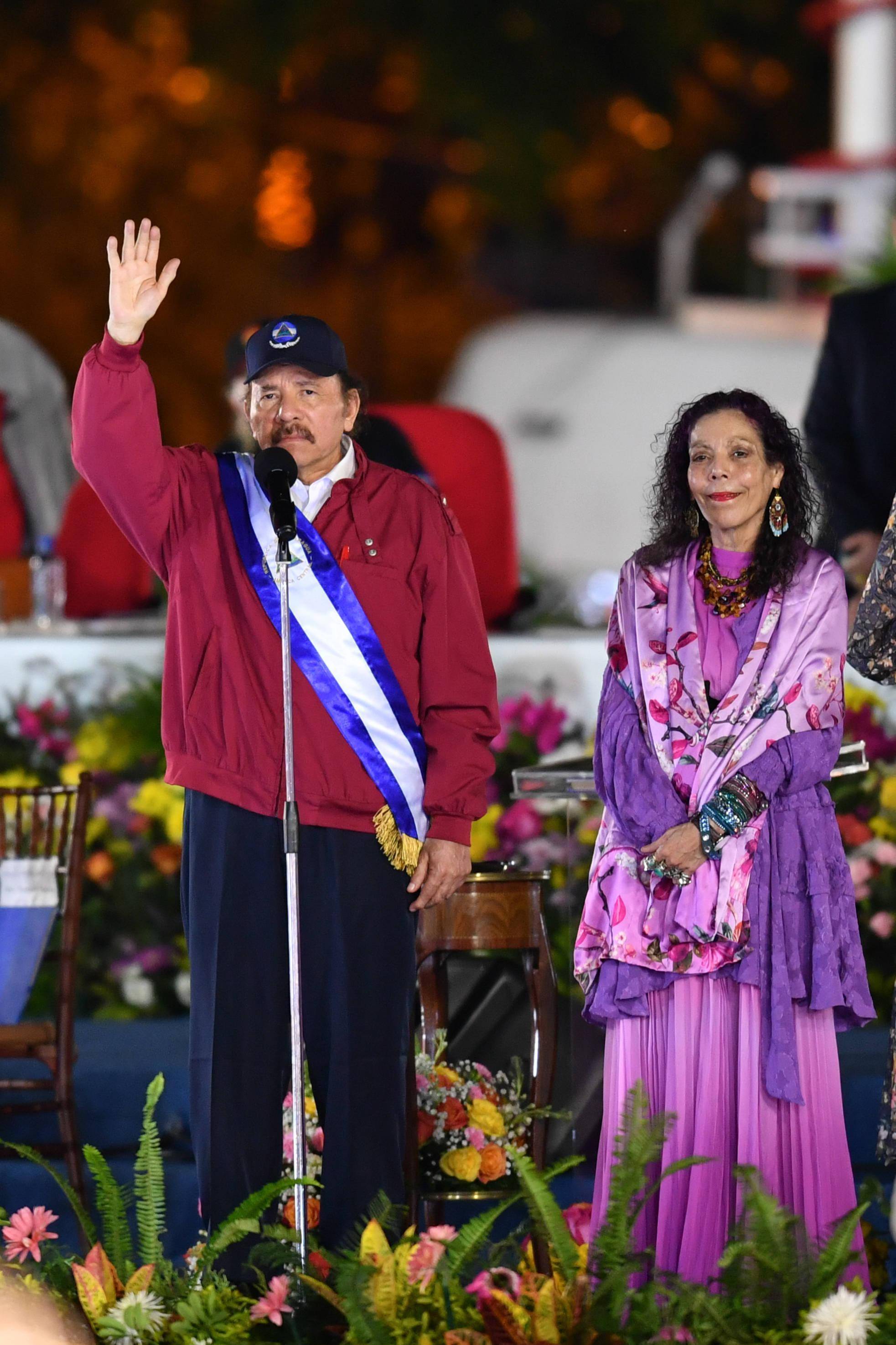 尼加拉瓜总统奥尔特加(左)和副总统穆里略出席总统新任期就职仪式