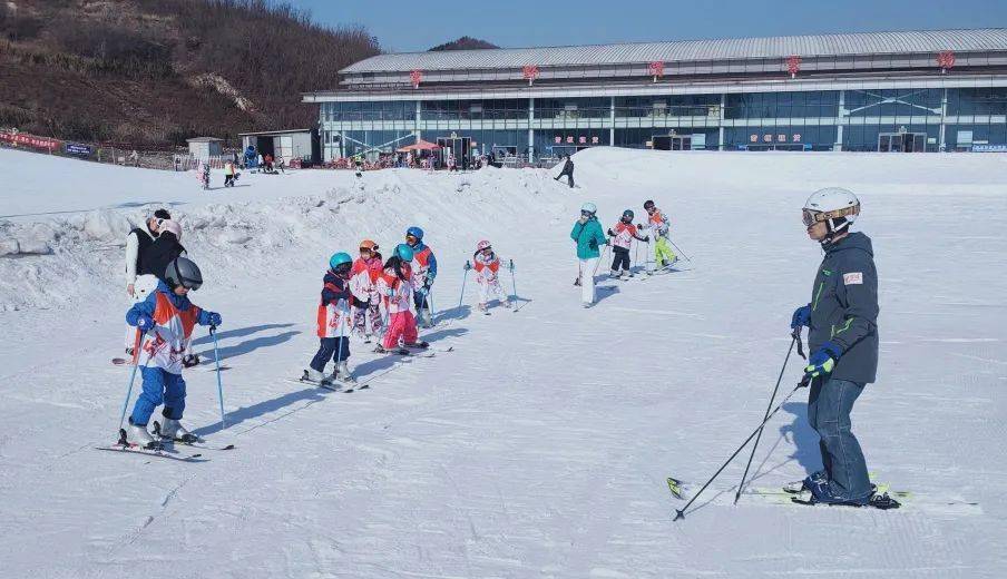 雪地小坦克等各类项目,加上独一无二的航空旅游体验配套,使雪野滑雪场