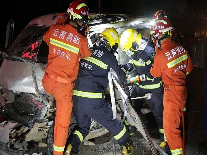 快速营救车祸被困人员致敬 宾川消防是最可爱的人是最美的背影为我们