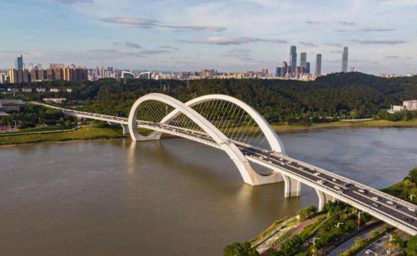 南宁白沙大桥,又称为邕江三桥,连接白沙大道和双拥路,直达南湖一带,这