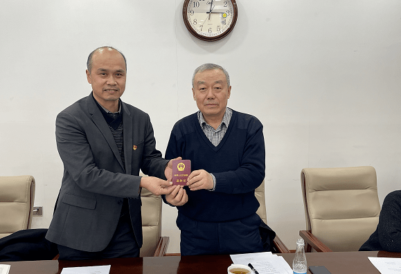 老骥伏枥退休续谱夕阳曲 苍松傲雪余生再唱春牛歌_工作_饶仁钢_同志