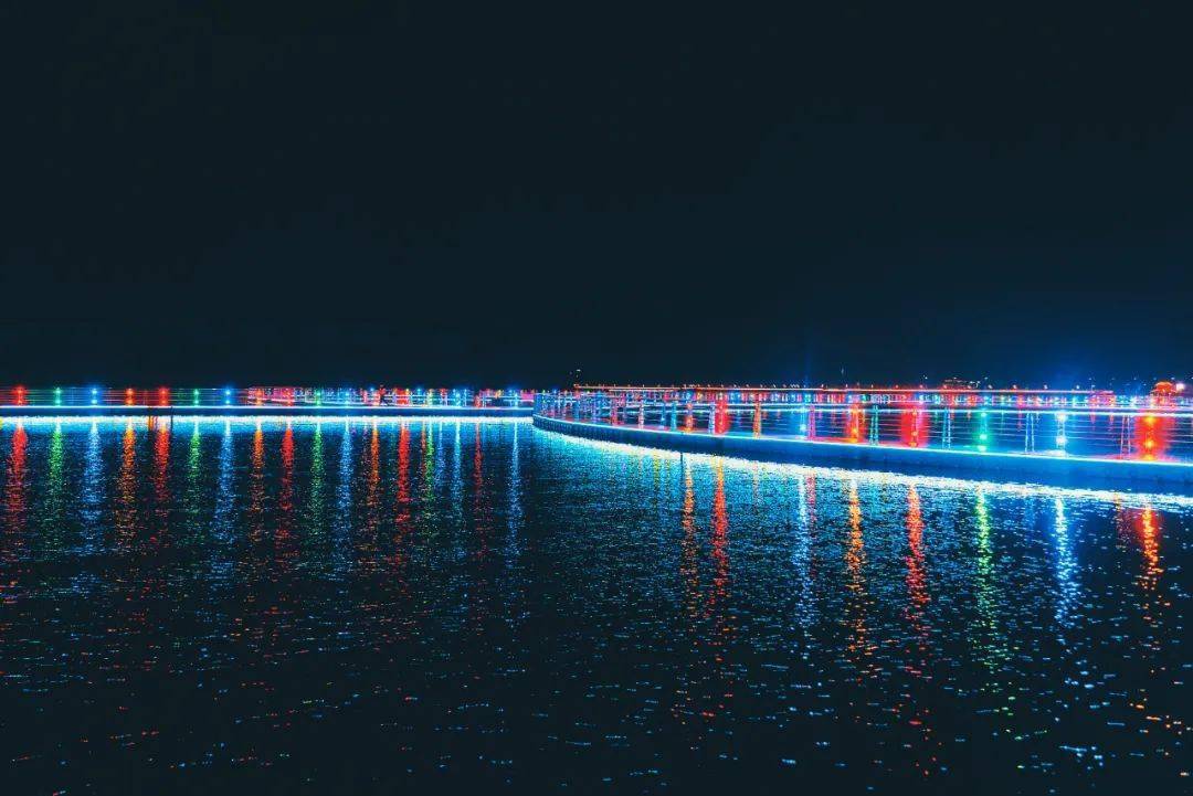 花灯流彩照夜明这朵盛开在翠屏湖上的彩莲你值得拥有