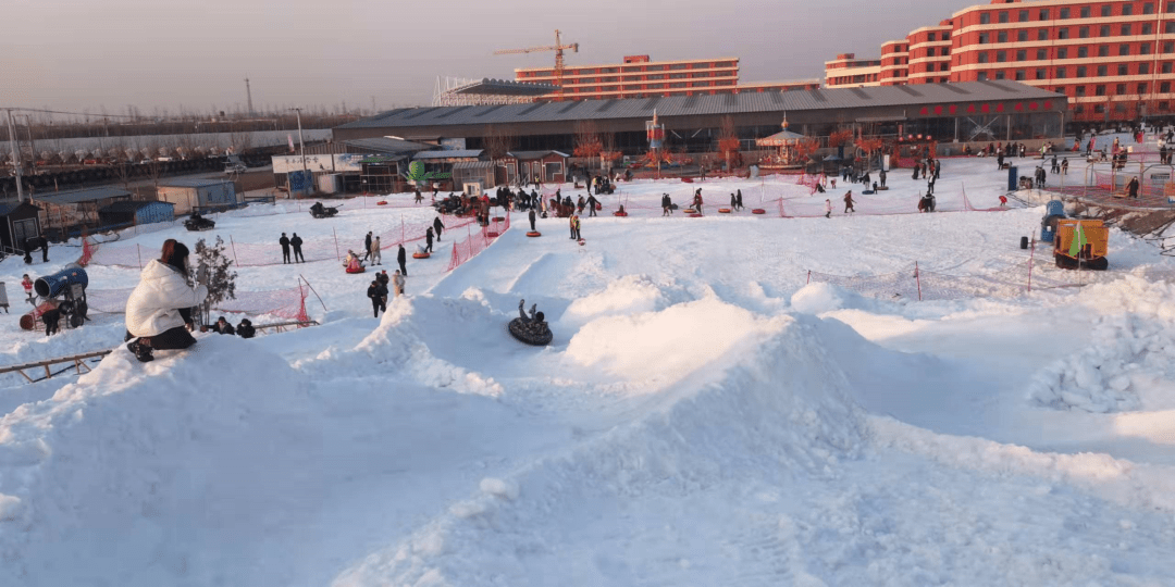 南和县嘉年华冰雪世界是目前邢台市唯一一家集轮滑,滑雪,滑冰,陆地