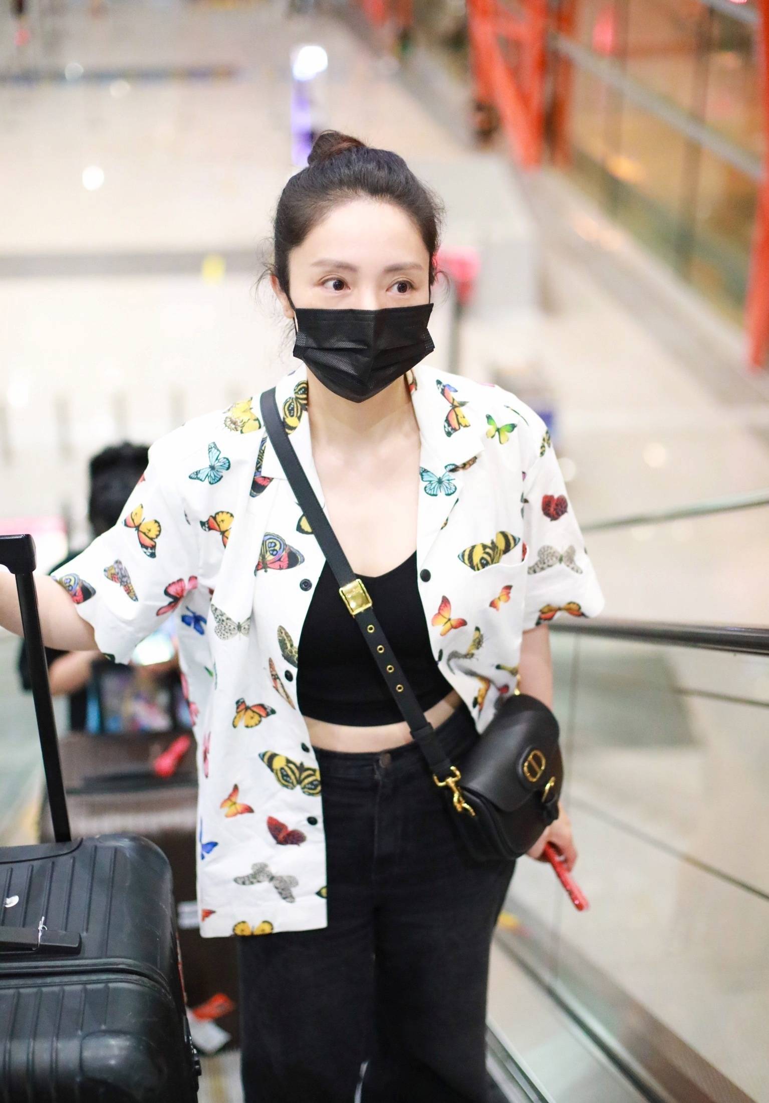 样式 41岁董璇逆生长,穿黑色泡泡袖连衣裙清爽大方,尽显少女气息