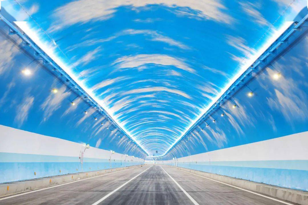 桥下绿化74翠屏山隧道中,灯光及瓷性涂料交相辉映,行驶在隧道中