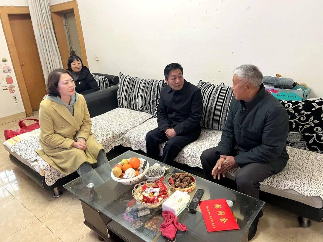 在三位老干部家中,李恳古与他们促膝谈心,向他们致以节日的问候,详细