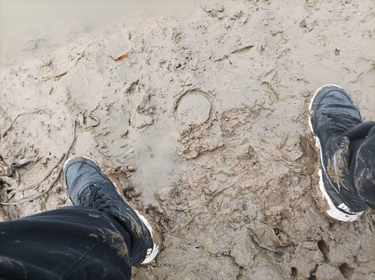 这泥巴太可怕了,我的鞋子即将报废.