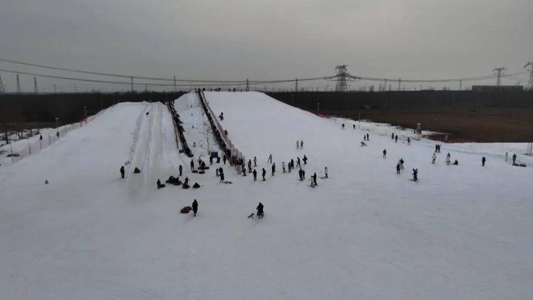 春节假期,许多市民来到东营茂源滑雪场体验冰雪运动的魅力,有的在雪上