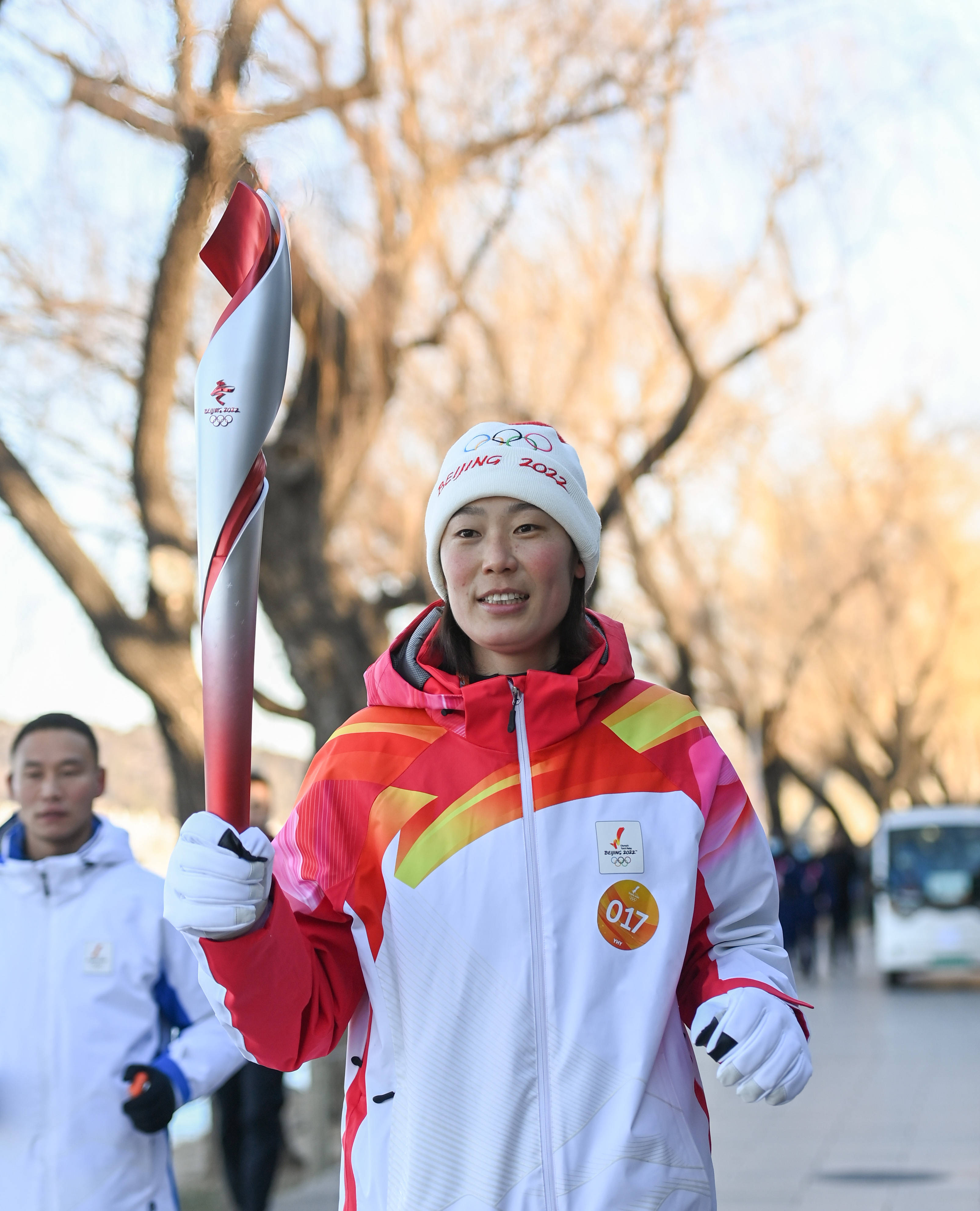 2月4日,火炬手其美多吉(右)与林诗凌进行火炬传递.