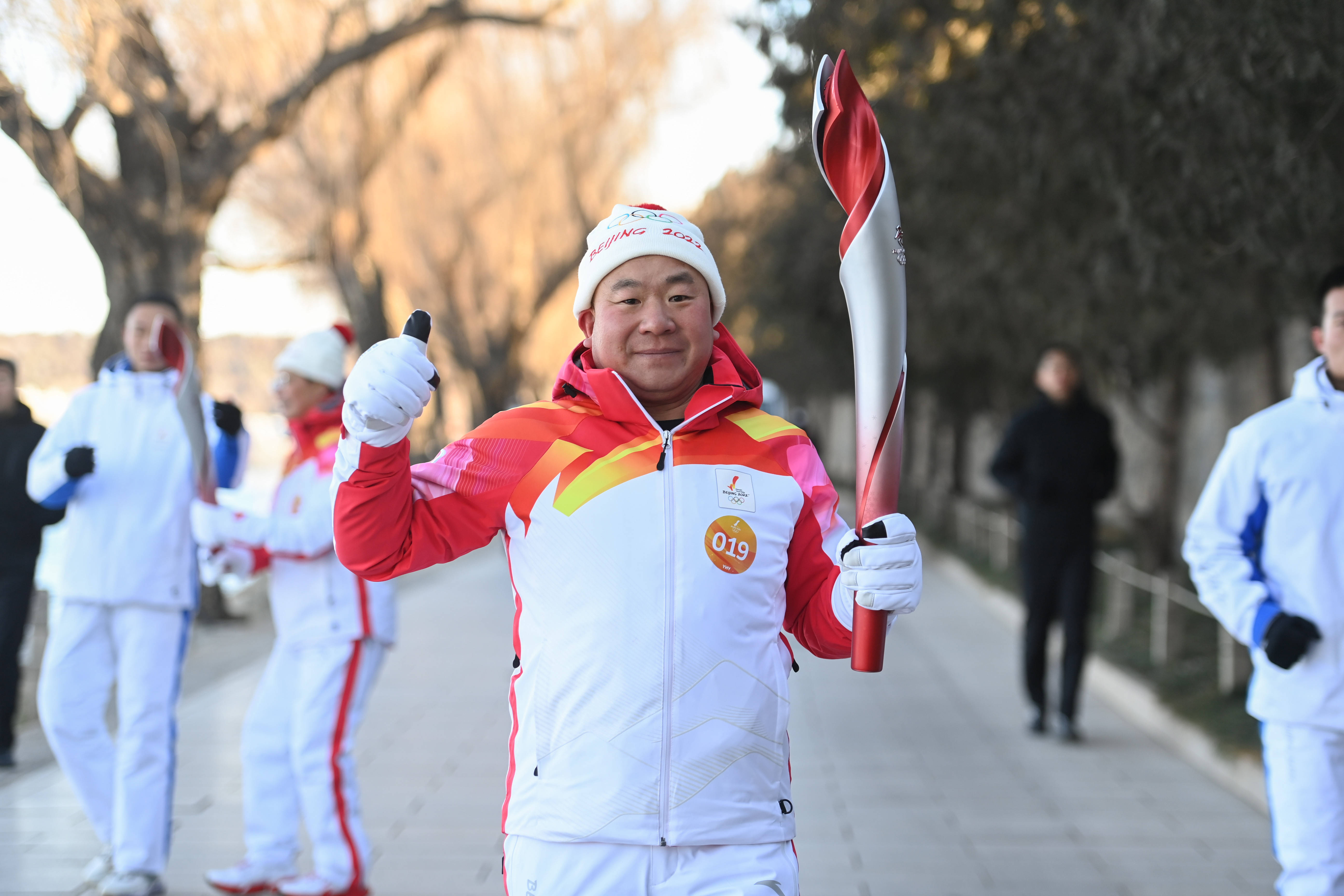 2月4日,火炬手其美多吉(右)与林诗凌进行火炬传递.