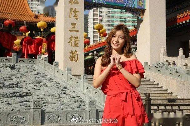 女"李芷晴(stephanie)趁新年前往啬色园黄大仙祠分别为健康及事业求签