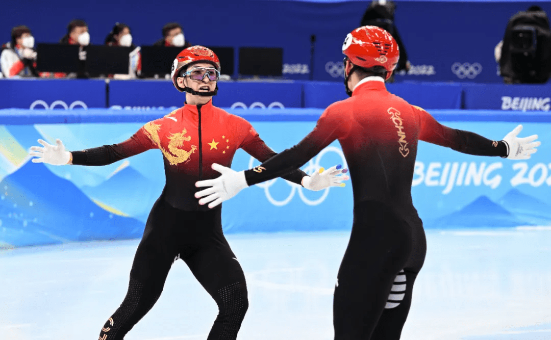 速滑队成功赢得混合团体2千米接力赛的冠军拿下了中国队北京冬奥会的
