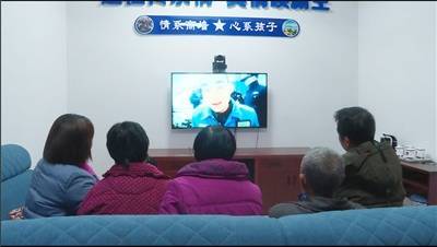 涟源市七星街镇88岁的曾奶奶彻夜未眠,早早起床等待着涟源市司法局