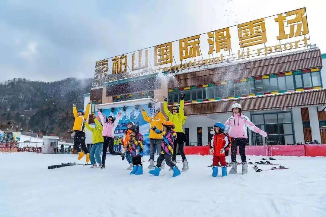 紫柏山国际滑雪场设有初级滑雪区,训练场,中级滑道,雪圈区,雪地摩托区