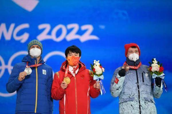 领取金牌后,齐广璞接受吉林日报记者专访_冬奥会_滑雪_男子