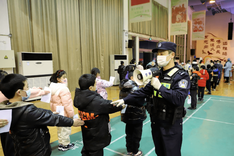 新吴公安分局梅村派出所民警指导群众提前准备好预制码.