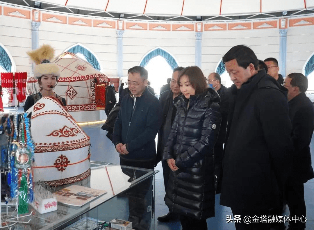 2月19日,金塔县委书记李炯芳,县委副书记,县长杜新红,县人大常委会