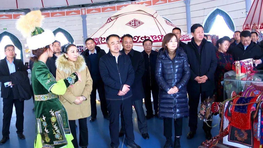 2月19日下午,金塔县委书记李炯芳,县委副书记,县长杜新红带领金塔县