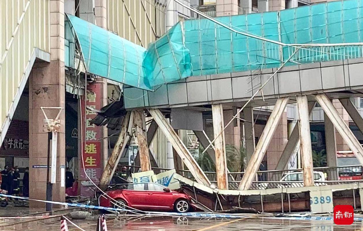 东莞市区一人行天桥坍塌暂无人员伤亡南都拍客现场直击