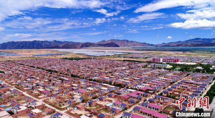 中国减贫"地标"闽宁镇:"干沙滩"蝶变"金沙滩"_移民_扶贫_协作