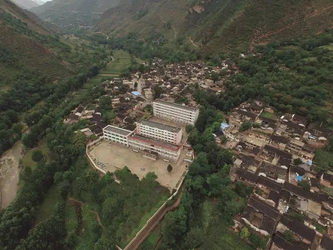 甘肃省陇南市文县梨坪镇,地处文县县城以北,东邻舍书乡,南接临江镇