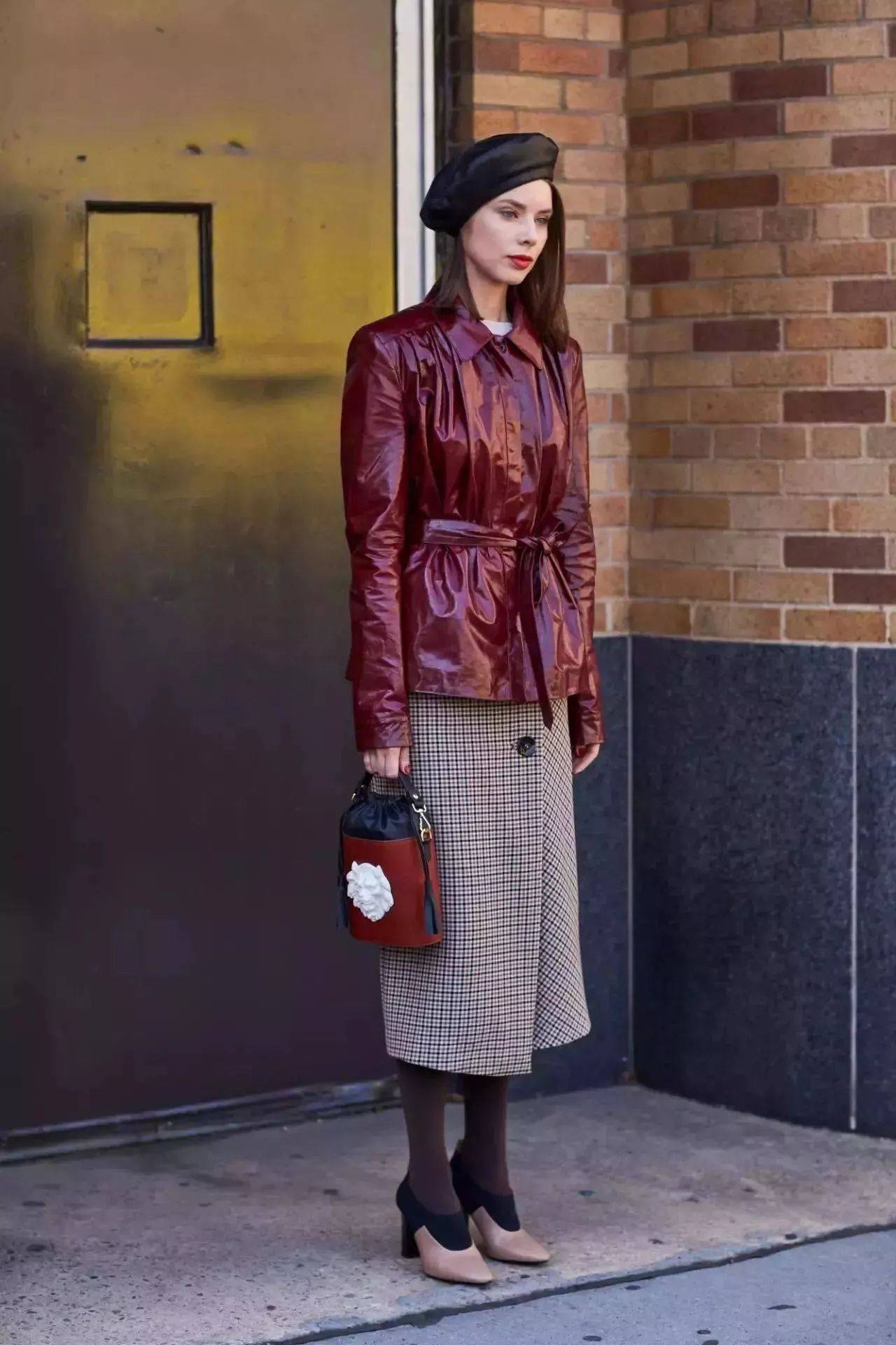 短裙 秋冬必备的打底袜，怎么穿才不会太土气？从挑选到搭配都很关键