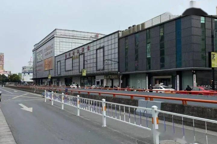 按下暂停键的杭州四季青服装档口女老板正在隔离工作没有停