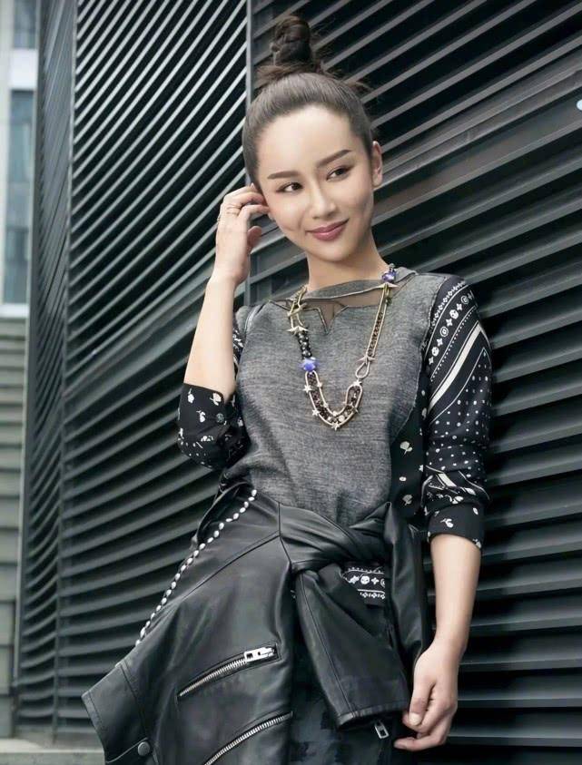 发型有种“整容”叫杨紫扎丸子头，少女感全无，网友：差点以为是蔡明