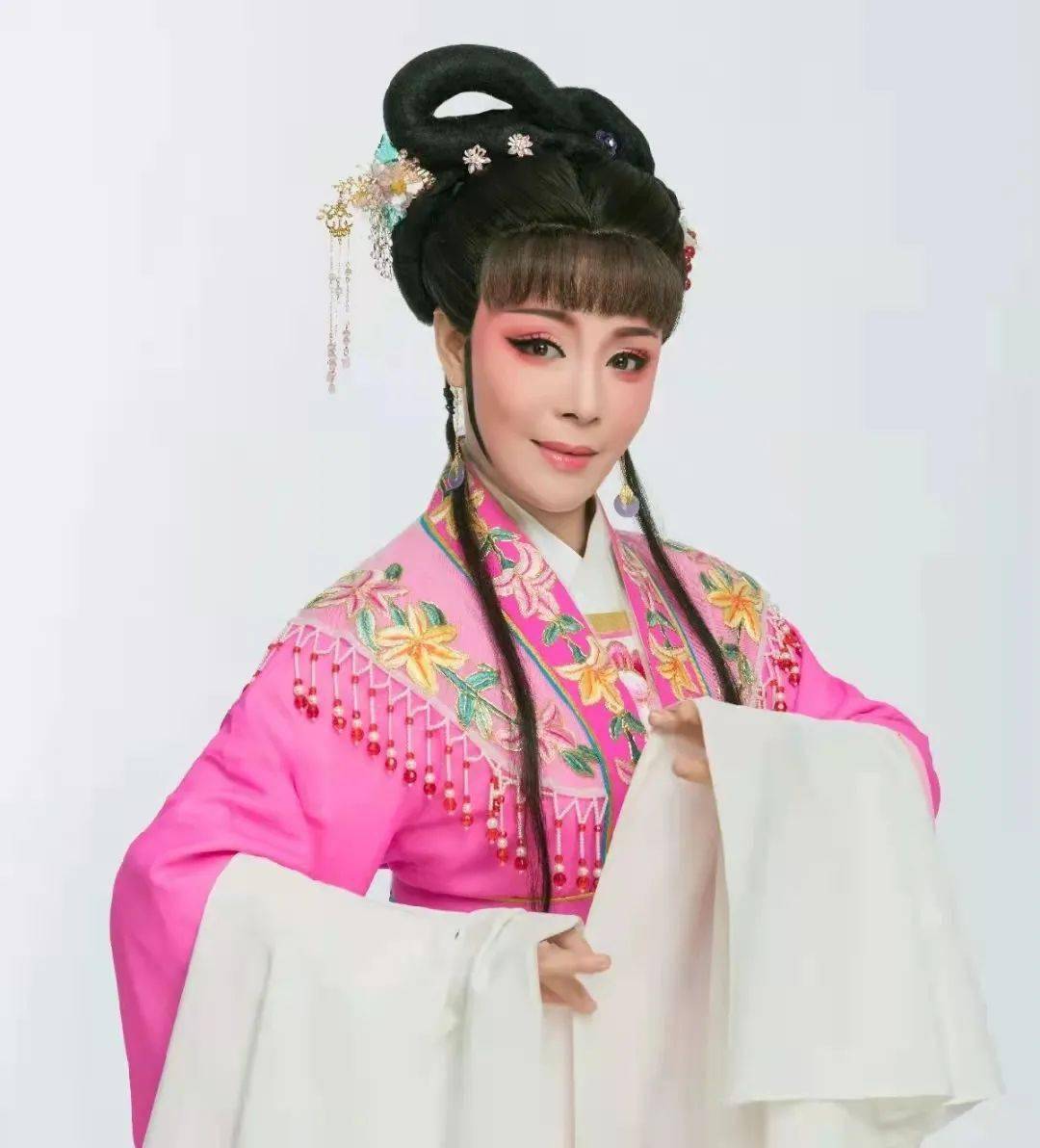 排名不分先后,具体以演出现场为准)主持人 梁彬主持人 金静入场