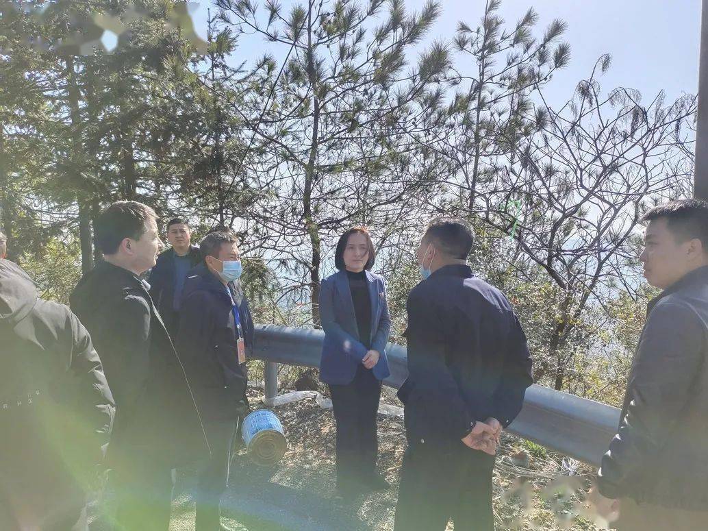 仇文娟一行首先到团山中学进行实地调研,了解学校的办