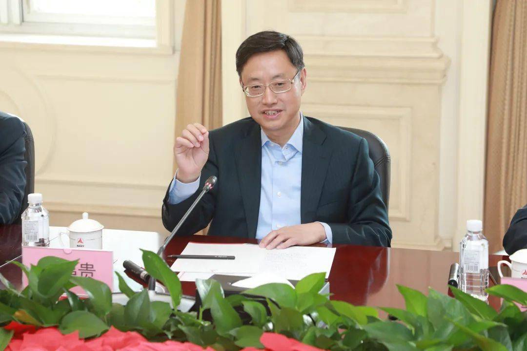 投行政总监兼综合部主任琚立生,重大项目总工程师兼发展部主任侯学众