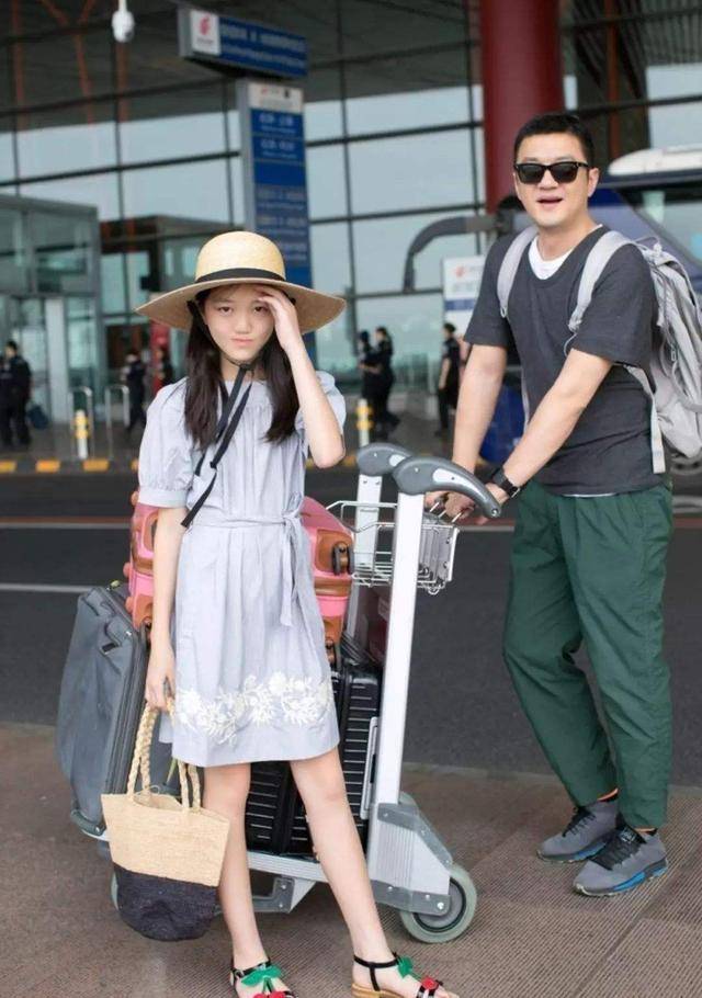 气质揭秘李亚鹏二婚娶90后娇妻原因，16岁斩获世界小姐冠军，气质脱俗