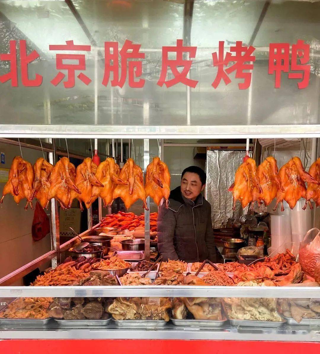 大冶伍家垅这家30㎡不到的20年烤鸭老店连桌子都没有却让人吃到叫绝