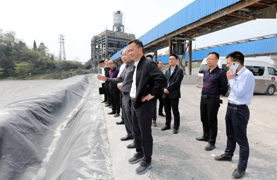 安全生产工作在磷化集团息烽交椅山磷石膏渣场,何明深入磷石膏渣场