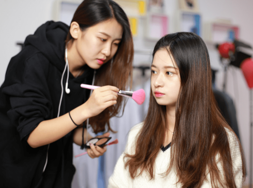 同学大学女生“妆前”和“妆后”对比,简直判若两人,网友:一个人?