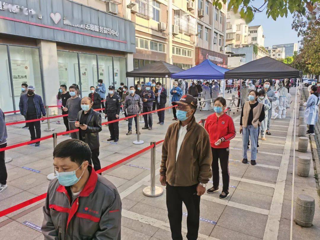 连夜布场高效有序直击霞浦街道大规模核酸检测现场