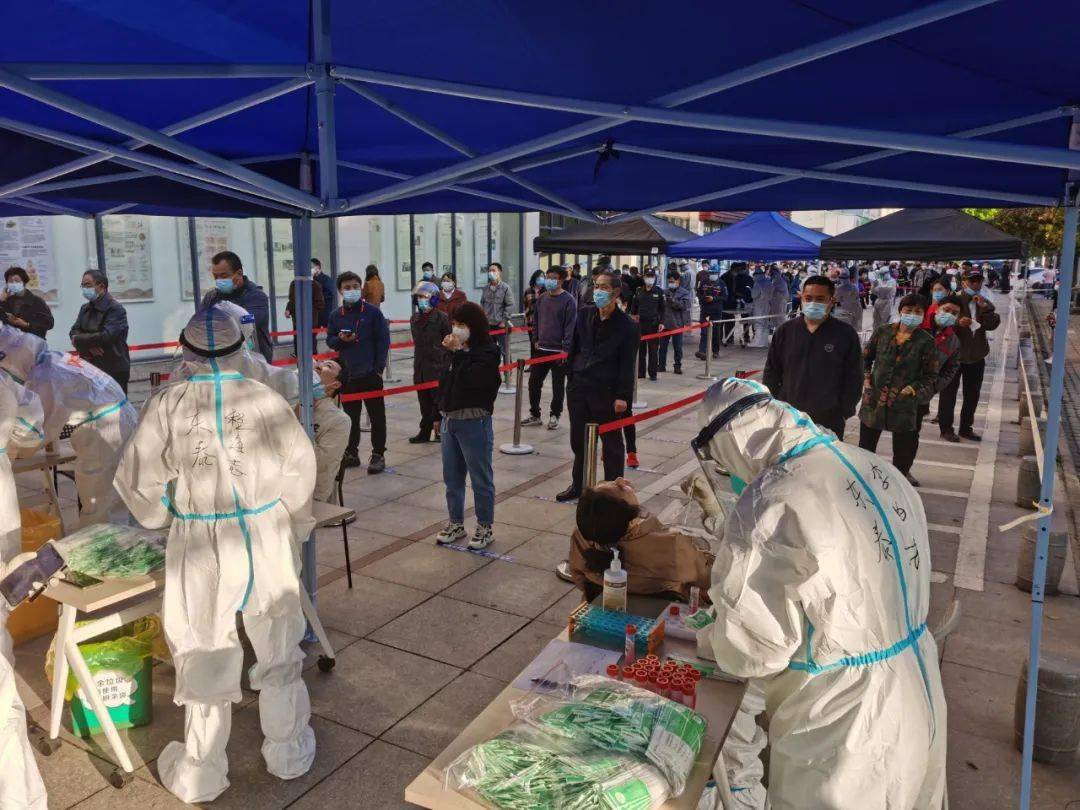 连夜布场高效有序直击霞浦街道大规模核酸检测现场