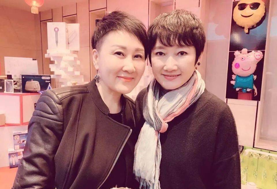 张凯丽孙松合影脸又紧又没皱纹还穿粉色毛衣伪装少女不假吗