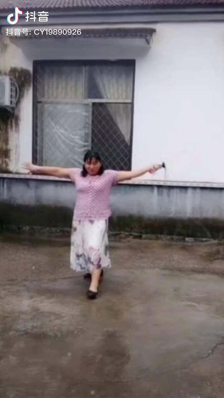 我的身边不拥挤除了是你还是你轻熟穿搭气场全开清水河甩鞭转场