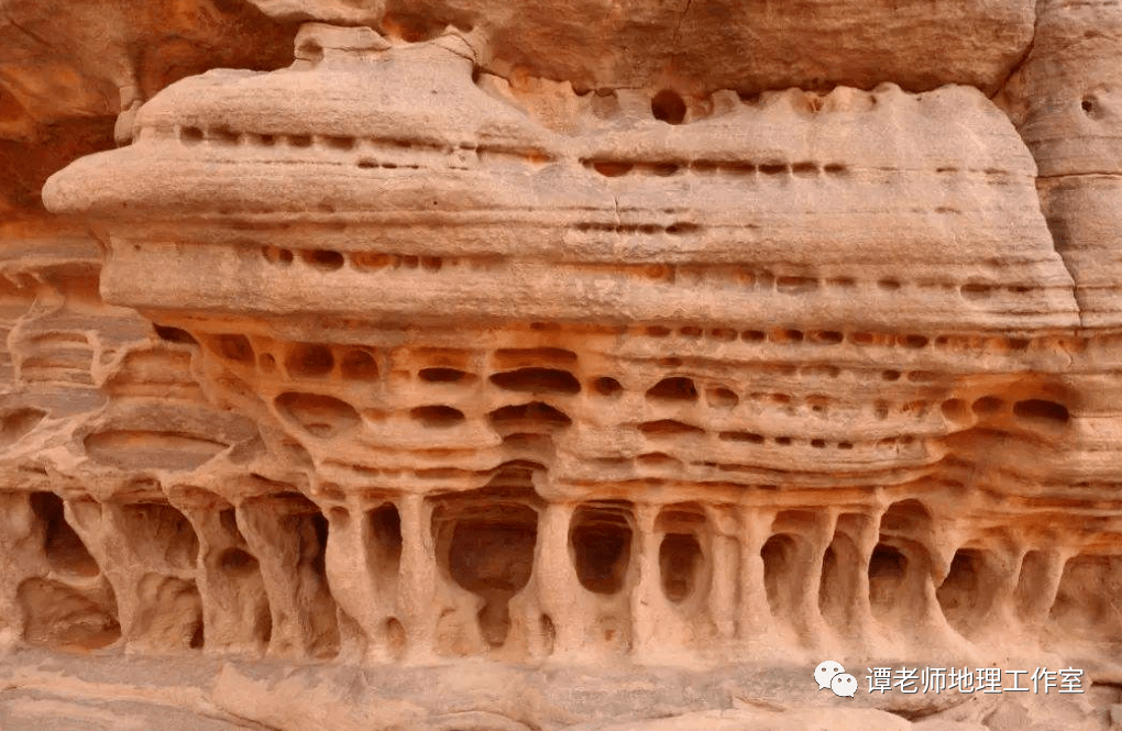 风蚀壁龛风蚀蘑菇和风蚀柱发育在水平节理和裂隙上的孤立突起的岩石